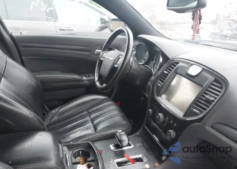 2013 Chrysler 300 S z USA, uszkodzony, nr VIN 2C3CCABG8DH684919